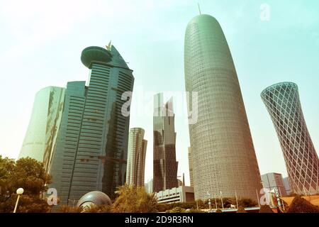 Die Skyline von Doha Stadtzentrum nach Sonnenuntergang, Katar Stockfoto