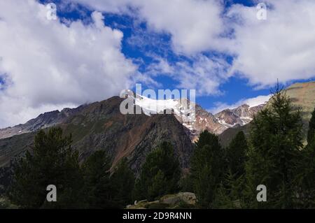 Ein schneebedeckter Gipfel in den italienischen Alpen (Trentino, Italien, Europa) Stockfoto