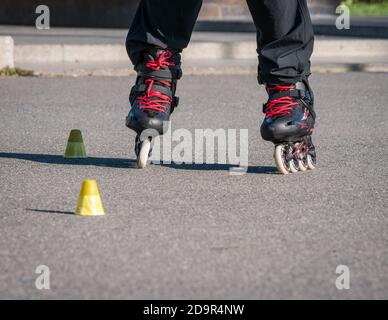 Bukarest/Rumänien - 10.17.2020: Mann auf Rollerblades oder Inline-Schlittschuhe, der im Park Schlittschuh laufen lernt. Stockfoto