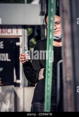 Bukarest/Rumänien - 10.17.2020: Mädchen mit Brille, die eine Zigarette in der Hand hält und raucht Stockfoto