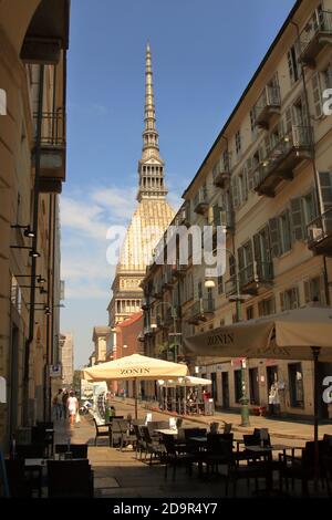 Turin, Italien - september 2020: Skyline von Antonellian Mole von der Dehor einer Bar in der zentralen Po Avenue. Stockfoto