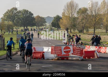 Richmond Park, London, England. November 2020. Nein, durch Verkehrsschilder am Richmond Park, der am ersten Wochenende der zweiten Sperre, die derzeit in ganz Großbritannien verhängt wird, mit Radfahrern und Spaziergängern besetzt ist. (Foto von Sam Mellish / Alamy Live News) Stockfoto