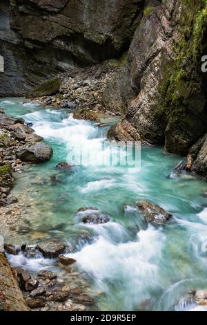 Sauber, schön, Bergfluss fließt durch eine felsige Schlucht Partnachklamm in Deutschland von einem Bergbach in der Nähe der Garmisch-Partenkirchen eingeschnitten Stockfoto