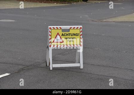 Köln, Deutschland. November 2020. Warnschild Achtung Drohnenflug ist unterwegs Credit: Horst Galuschka/dpa/Alamy Live News Stockfoto