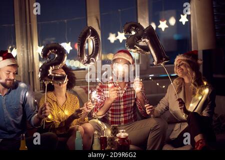 Fröhliche Paare feiern Silvester zu Hause Party. Neujahr, Home Party, Freunde Zeit zusammen Stockfoto