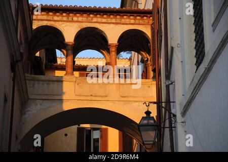 Kolonnade Verbindung zwischen zwei mittelalterlichen Häusern in der Stadt Spoleto bei Sonnenuntergang Stockfoto