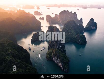 Schöne Kalksteine in einer ha langen Bucht in Vietnam, kann dieses Gebiet nur mit dem Boot erkundet werden Stockfoto