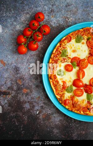 Hausgemachte Pizza mit Tomaten, Mozzarella-Käse und Basilikum. Stockfoto