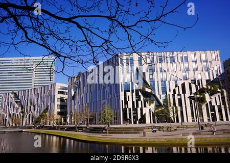 Der "Kö-Bogen" in Düsseldorf, ein moderner Gebäudekomplex des New Yorker Stararchitekten Daniel Libeskind, wurde 2013 fertiggestellt. Stockfoto