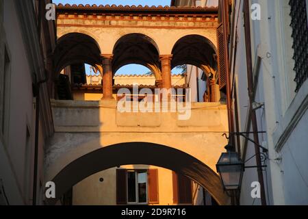 Kolonnade Verbindung zwischen zwei mittelalterlichen Häusern in der Stadt Spoleto bei Sonnenuntergang Stockfoto