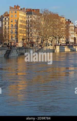 LYON, FRANKREICH, 13. Januar 2018 : berühmte Persönlichkeiten der Wandmalerei von Lyon. Dieses Wandbild repräsentiert 2000 Jahre Geschichte mit mehr als 30 historischen oder CO Stockfoto