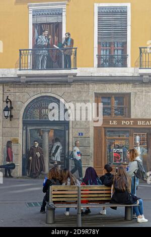 LYON, FRANKREICH, 19. März 2018 : berühmte Persönlichkeiten der Wandmalerei von Lyon. Dieses Wandbild repräsentiert 2000 Jahre Geschichte mit mehr als 30 historischen oder cont Stockfoto