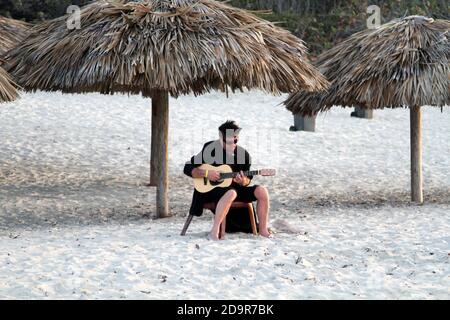 Strand, Hotel Blau. Varadero, Kuba. Ein Solomann, der Gitarre spielt Stockfoto