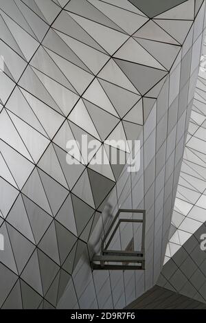 LYON, FRANKREICH, 25. Mai 2019 : ein architektonisches Detail des modernen Confluence Museums. Im Herzen einer monumentalen Struktur aus Metall und Glas, Musee Stockfoto