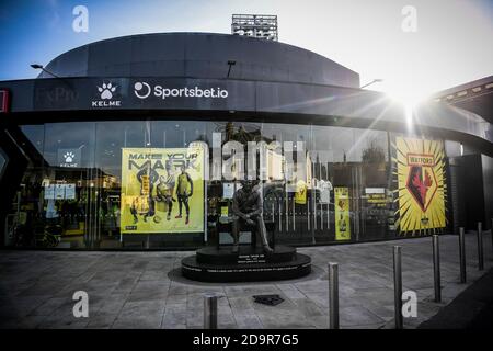 Vicarage Road, Watford, Hertfordshire, Großbritannien. November 2020. English Football League Championship Football, Watford gegen Coventry City; die Graham Taylor Statue vor dem Hornet Shop. Kredit: Aktion Plus Sport/Alamy Live Nachrichten Stockfoto