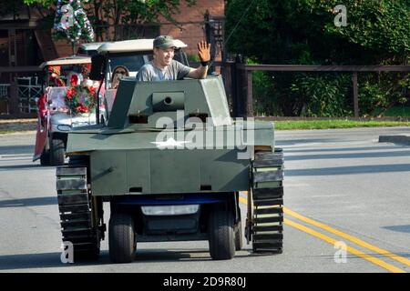 Ein Golf Cart eingerichtet als militärische Tank an den jährlichen Independence Day Parade Juli 4, 2019 in Sullivan's Island, South Carolina. Der Tank wurde ein Zunge-in-check Verweis auf die Kontroverse um die militärparade in Washington. Stockfoto