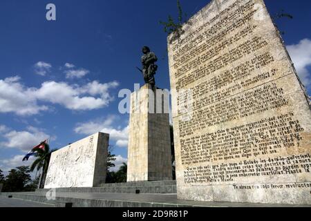 Santa Clara, Kuba. Das Che Guevara Mausoleum ist ein Denkmal in Santa Clara, Kuba, das sich auf der 'Plaza Che Guevara' befindet. Es beherbergt die Überreste des Revolutionärs Ernesto 'Che' Guevara und 29 seiner Mitstreiter, die 1967 während Guevaras Versuch, einen bewaffneten Aufstand in Bolivien anzustoßen, getötet wurden. Che Guevara ist bei diesem Denkmal eingekert Stockfoto
