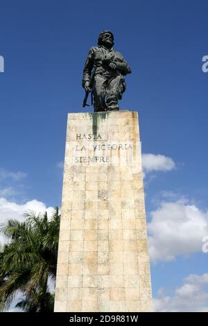 Santa Clara, Kuba. Das Che Guevara Mausoleum ist ein Denkmal in Santa Clara, Kuba, das sich auf der 'Plaza Che Guevara' befindet. Es beherbergt die Überreste des Revolutionärs Ernesto 'Che' Guevara und 29 seiner Mitstreiter, die 1967 während Guevaras Versuch, einen bewaffneten Aufstand in Bolivien anzustoßen, getötet wurden. Che Guevara ist bei diesem Denkmal eingekert Stockfoto