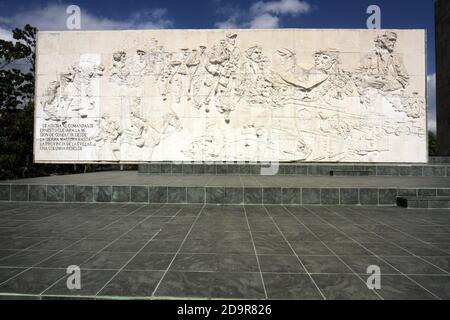 Santa Clara, Kuba. Das Che Guevara Mausoleum ist ein Denkmal in Santa Clara, Kuba, das sich auf der 'Plaza Che Guevara' befindet. Es beherbergt die Überreste des Revolutionärs Ernesto 'Che' Guevara und 29 seiner Mitstreiter, die 1967 während Guevaras Versuch, einen bewaffneten Aufstand in Bolivien anzustoßen, getötet wurden. Che Guevara ist bei diesem Denkmal eingekert Stockfoto