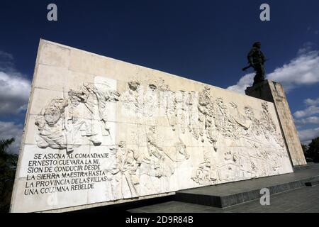 Santa Clara, Kuba. Das Che Guevara Mausoleum ist ein Denkmal in Santa Clara, Kuba, das sich auf der 'Plaza Che Guevara' befindet. Es beherbergt die Überreste des Revolutionärs Ernesto 'Che' Guevara und 29 seiner Mitstreiter, die 1967 während Guevaras Versuch, einen bewaffneten Aufstand in Bolivien anzustoßen, getötet wurden. Che Guevara ist bei diesem Denkmal eingekert Stockfoto