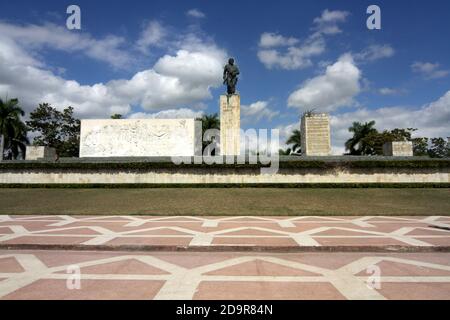 Santa Clara, Kuba. Das Che Guevara Mausoleum ist ein Denkmal in Santa Clara, Kuba, das sich auf der 'Plaza Che Guevara' befindet. Es beherbergt die Überreste des Revolutionärs Ernesto 'Che' Guevara und 29 seiner Mitstreiter, die 1967 während Guevaras Versuch, einen bewaffneten Aufstand in Bolivien anzustoßen, getötet wurden. Che Guevara ist bei diesem Denkmal eingekert Stockfoto
