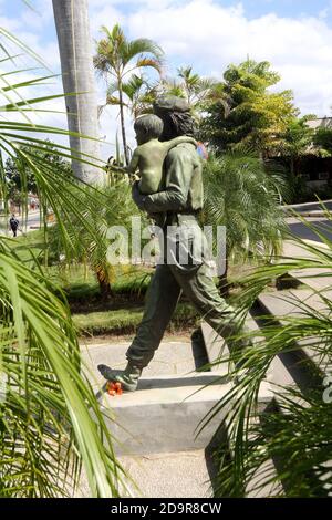 Kuba, Santa Clara, Che Guevara Statue hält ein Kind bekannt als die "Stadt der heroischen Guerilla" Che Guevara führte die Schlacht, um die Batista im Jahr 1958 zu stürzen Stockfoto