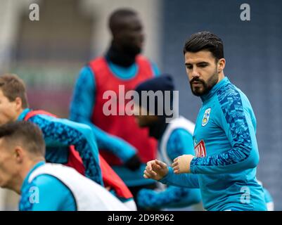 Huddersfield, Yorkshire, Großbritannien. 7. November 2020 The John Smiths Stadium, Huddersfield, Yorkshire, England; English Football League Championship Football, Huddersfield Town versus Luton Town; Pipa of Huddersfield Town beim Aufwärmen Stockfoto