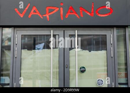 Köln, Deutschland. November 2020. Blick auf einen geschlossenen Vapiano. Quelle: Rolf Vennenbernd/dpa/Alamy Live News Stockfoto