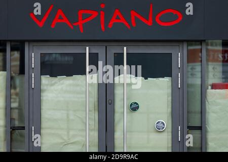 Köln, Deutschland. November 2020. Blick auf einen geschlossenen Vapiano. Quelle: Rolf Vennenbernd/dpa/Alamy Live News Stockfoto