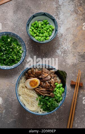 Ramen mit gebratenem Huhn, Champignons, Nitamago und Zwiebeln, Kopierraum Stockfoto