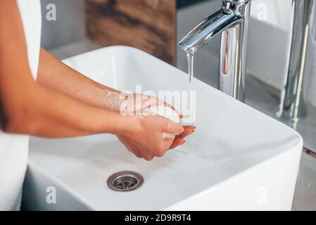 Nahaufnahme einer Frau, die ihre Hände wäscht Mit SOAP Stockfoto