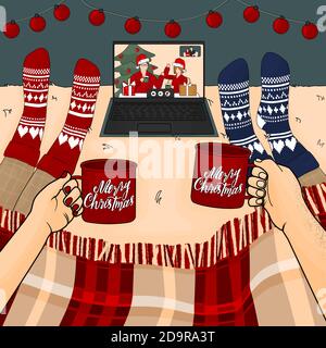 Familie und Freunde haben eine lustige Weihnachtsfeier über Laptop Per Videoanruf auf dem Bett mit Tassen Kaffee oder Heiße Schokolade unter karierten Stock Vektor