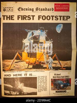 Titelseite zeigt den ersten Schritt von Neil Armstrong, Apollo 11 Mondlandungen in einer Evening Standard Souvenir Zeitung (Replik), 21. Juli 1969. Stockfoto