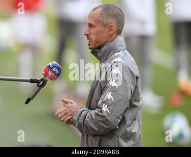 Mainz, Deutschland. November 2020. Fußball: Bundesliga, FSV Mainz 05 - FC Schalke 04, 7. Spieltag. Mainz-Trainer Jan-Moritz Lichter gibt vor dem Spielbeginn ein Interview. Quelle: Torsten Silz/dpa - WICHTIGER HINWEIS: Gemäß den Bestimmungen der DFL Deutsche Fußball Liga und des DFB Deutscher Fußball-Bund ist es untersagt, im Stadion und/oder aus dem Spiel aufgenommene Aufnahmen in Form von Sequenzbildern und/oder videoähnlichen Fotoserien zu nutzen oder auszunutzen./dpa/Alamy Live News Stockfoto