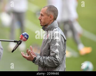 Mainz, Deutschland. November 2020. Fußball: Bundesliga, FSV Mainz 05 - FC Schalke 04, 7. Spieltag. Mainz-Trainer Jan-Moritz Lichter gibt vor dem Spielbeginn ein Interview. Quelle: Torsten Silz/dpa - WICHTIGER HINWEIS: Gemäß den Bestimmungen der DFL Deutsche Fußball Liga und des DFB Deutscher Fußball-Bund ist es untersagt, im Stadion und/oder aus dem Spiel aufgenommene Aufnahmen in Form von Sequenzbildern und/oder videoähnlichen Fotoserien zu nutzen oder auszunutzen./dpa/Alamy Live News Stockfoto