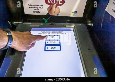 Miami Beach, Florida, demokratischer Primärtag, elektronische Wahlmaschine beleuchteter Touchscreen, Stimme Englisch Spanisch Kreolisch mehrere Sprachen, Stockfoto