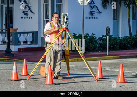 Miami Beach Florida, Ocean Drive, asiatischer Mann Männer männliche Landvermessung oder Vermessung arbeiten, Stockfoto