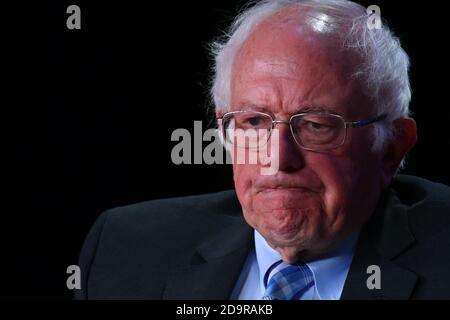 Der hoffnungsvolle Senator des demokratischen Präsidenten Bernie Sanders hört sich eine Publikumsfrage während des Second Step Criminal Justice Forum am Benedict College am 26. Oktober 2019 in Columbia, South Carolina, an. Stockfoto