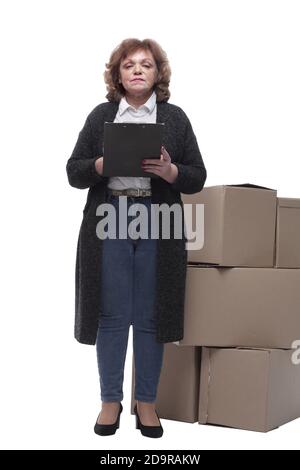 In vollem Wachstum. Seriöse Frau unterzeichnet Dokumente nach der Lieferung. Stockfoto