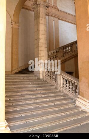 Detail der Marmortreppe der Halle von A Majestyc Palast Stockfoto