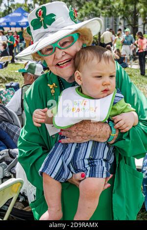 Miami Florida, Coral Gables Ponce Circle Park, St. Patrick's Day Festival jährliche irische Kultur Tradition trägt grüne Großmutter ältere Frau weiblich h Stockfoto