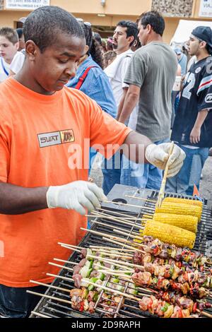 Miami Florida, Little Havana, Calle Ocho Festival, jährliche Veranstaltung hispanische Immigrant Food Stand Verkäufer Mann kochen, Maiskolben Fleisch Schisch Kebab, Stockfoto