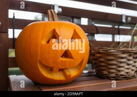 Nahaufnahme eines niedlichen Kürbiskopfes, der für Halloween vorbereitet ist Auf einem rustikalen Holztisch Stockfoto