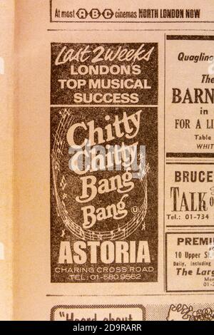 Werbung für 'Chitty Chitty Bang Bang' im Astoria, Evening Standard Souvenir Zeitung (Nachbildung) für die Apollo 11 Mondlandungen am 21. Juli 1969. Stockfoto