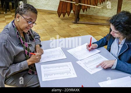 Miami Florida, Dade Monroe County Spelling Bee, jährlicher Event-Wettbewerb Lehrer Lehrer Richter Richter Punkten Bewertung schriftliche Test Prüfung, schwarz afrikanischen wom Stockfoto