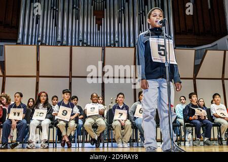 Miami Florida, Dade Monroe County Spelling Bee Wettbewerb, Studenten Finalisten Black Asian Hispanic, Jungen Mädchen stehen Mikrofon sitzen Bühnennummer Stockfoto