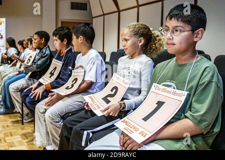 Miami Florida, Dade Monroe County Spelling Bee, jährlicher Event-Wettbewerb Studenten Finalisten Anzahl der Etappen nummeriert, asiatisch hispanische junge gir Stockfoto