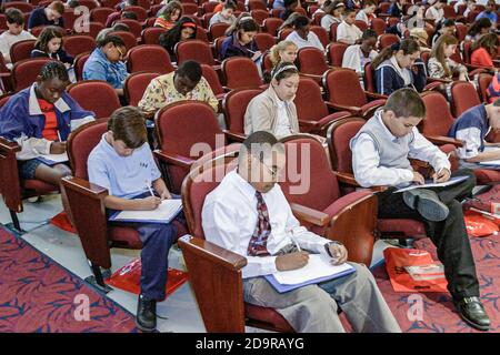 Miami Florida, Dade Monroe County Spelling Bee, jährliche Veranstaltung Wettbewerb Studenten nehmen Prüfung Prüfung, Sitztrennung getrennt sitzen Stockfoto