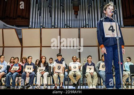 Miami Florida, Dade Monroe County Spelling Bee, jährlicher Event-Wettbewerb Studenten Finalisten Anzahl der Etappen nummeriert, schwarz afrikanisch asiatisch Hi Stockfoto