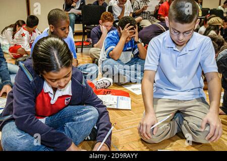 Miami Florida, Dade Monroe County Spelling Bee, jährliche Veranstaltung Wettbewerb Studenten studieren Wörter während der Pause, Schwarzafrikanisch Hispanic Asian Stockfoto